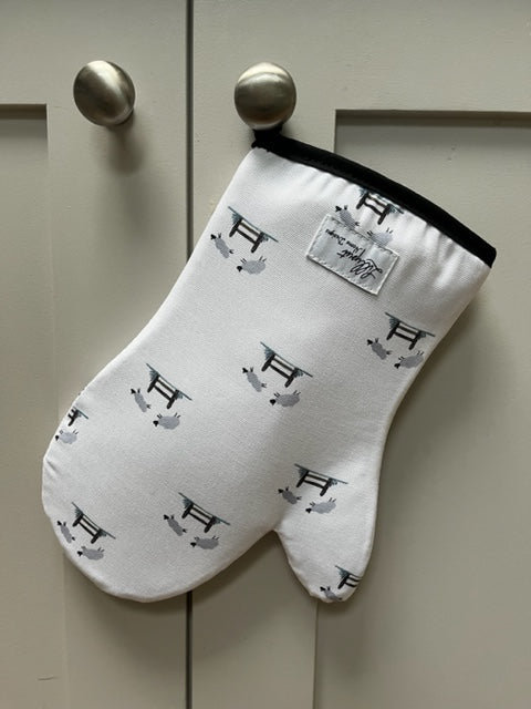 Jumping Sheep Single oven mitt