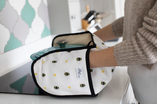 Bumble Bee oven gloves with Terry towelling backing for great heat protection from our kitchen linens range