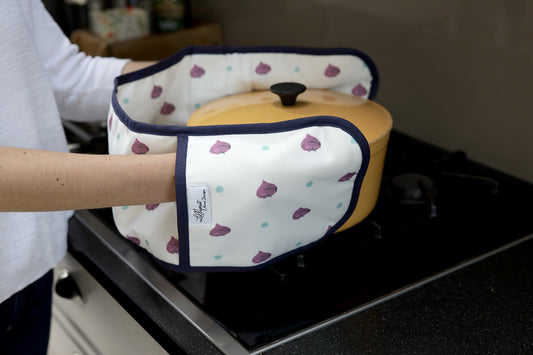 Beetroot kitchen linens collection oven gloves