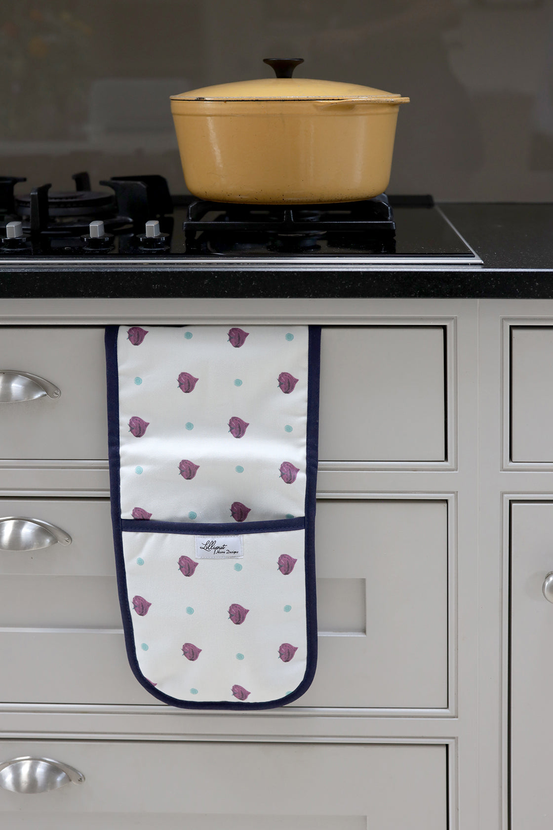 Beetroot oven gloves from the kitchen linens collections